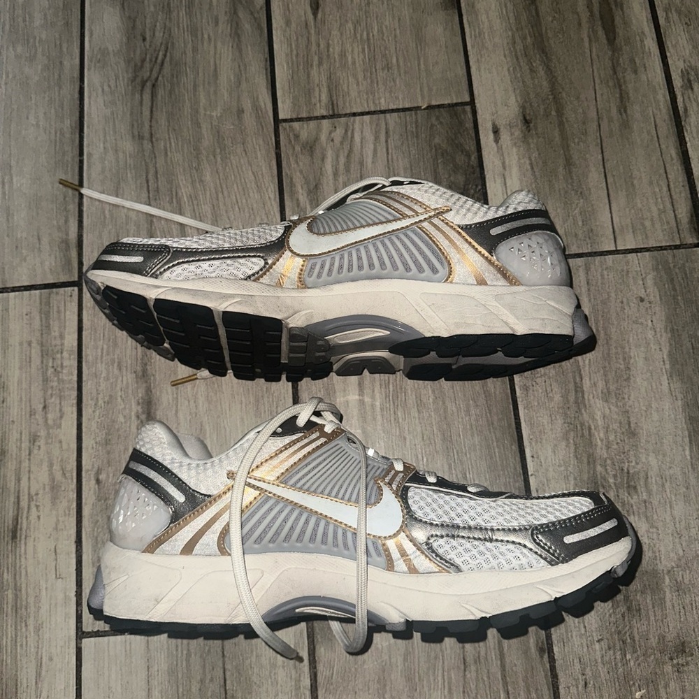 Men’s used Nike zoom Vomero 5 running shoes size 11.5 metallic gold platinum - Picture 3 of 7